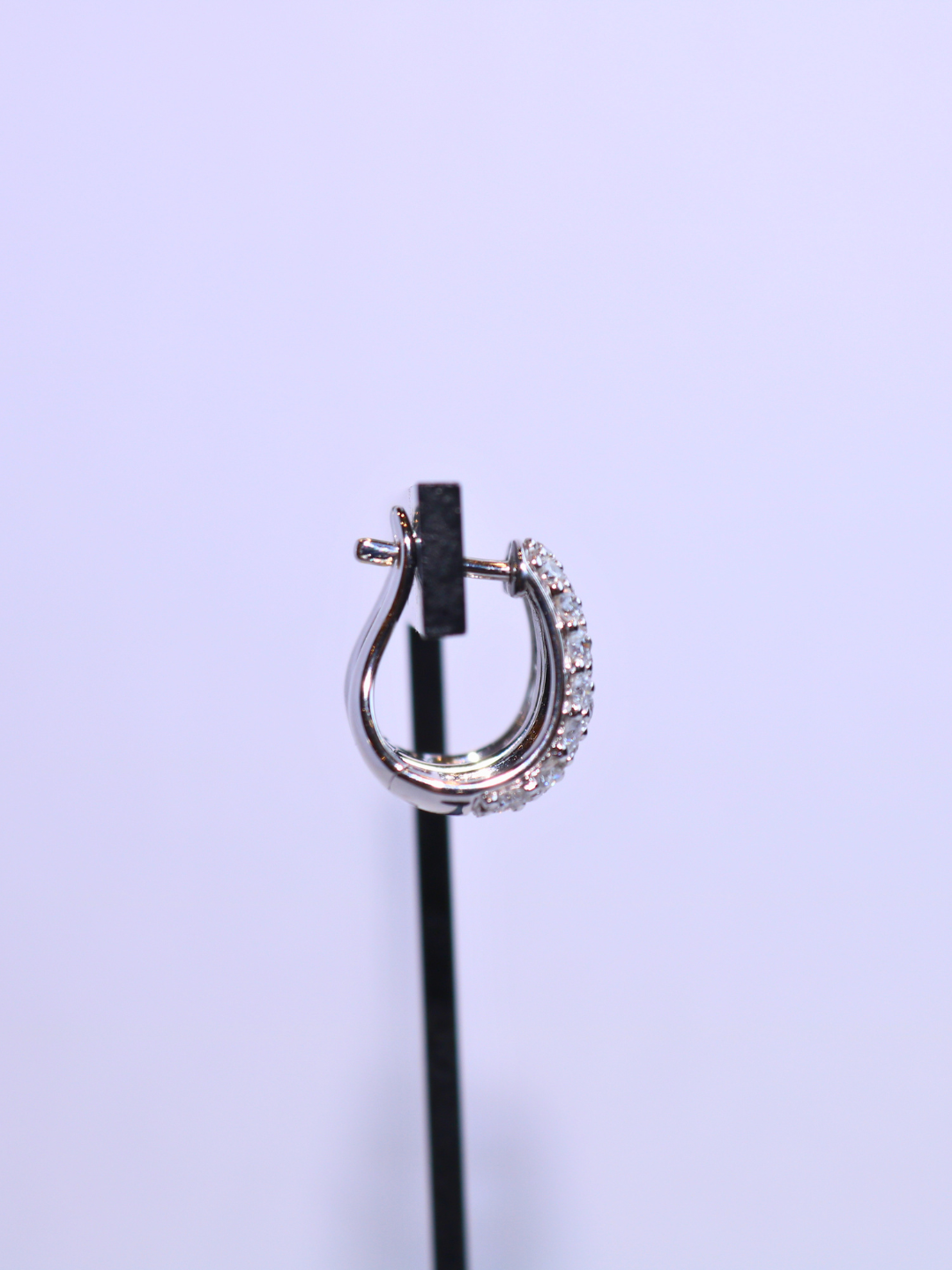 K18・WGダイヤハーフフープピアス